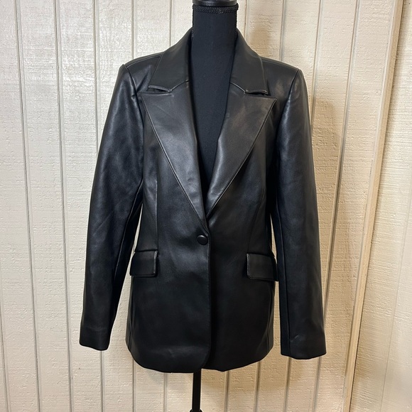 Good American Better Than Leather Sculpted Blazer, size 3 (large). - Picture 2 of 11